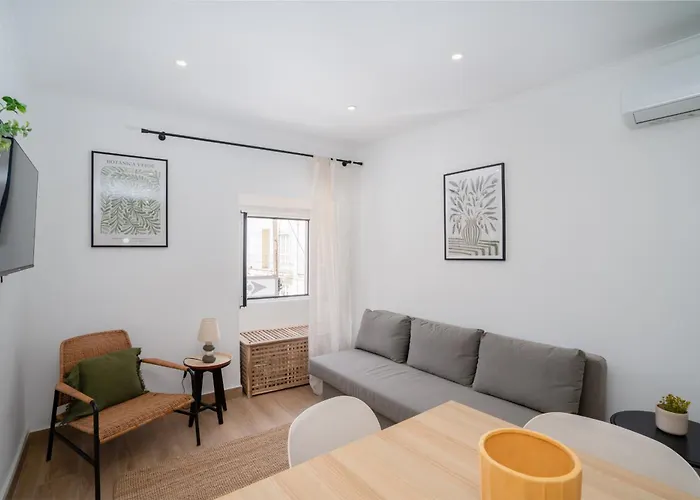 Sunrise, Town Centre Apartment
